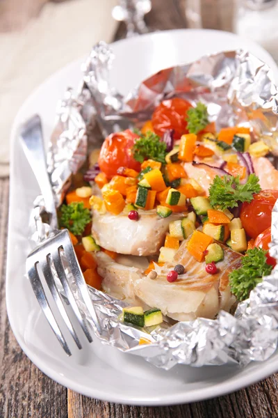 Pescado al horno con verduras —  Fotos de Stock