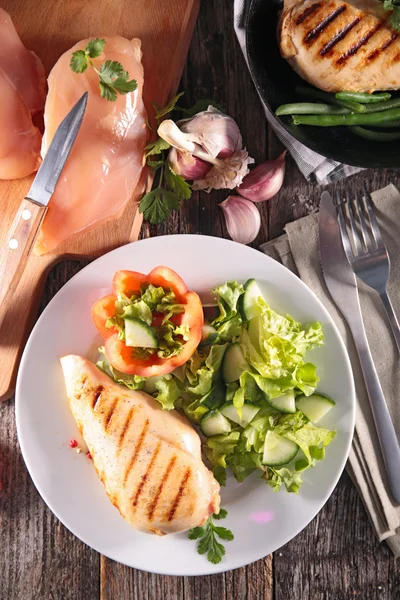 野菜と鶏の胸肉を焼き — ストック写真