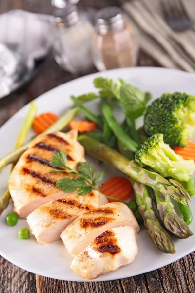 Pechuga de pollo a la parrilla con verduras —  Fotos de Stock