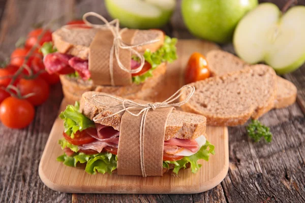 Sanduíches com bacon, salame e legumes — Fotografia de Stock