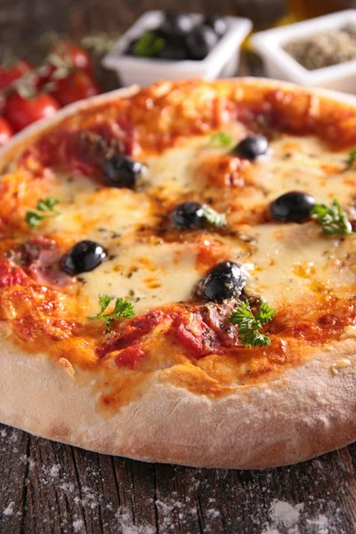 Pizza caseira com azeitonas — Fotografia de Stock