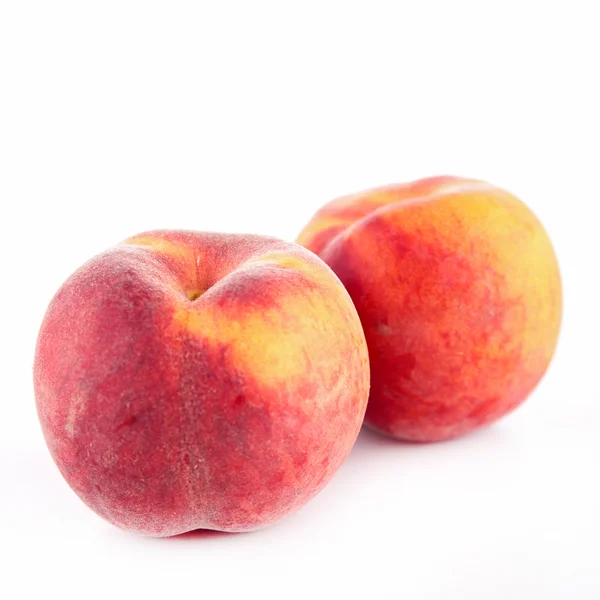 Два свіжих червоних персика — стокове фото