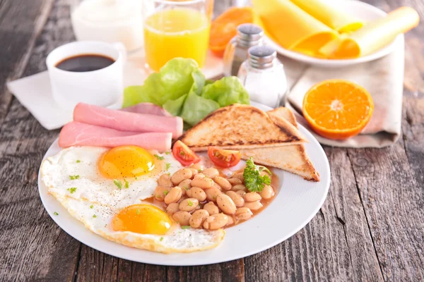 Petit déjeuner avec oeuf, haricots, bacon — Photo