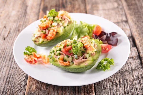 Ensalada en tazones de aguacate —  Fotos de Stock