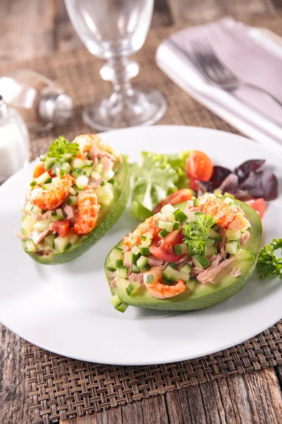 Вкусный свежий авокадо с салатом — стоковое фото