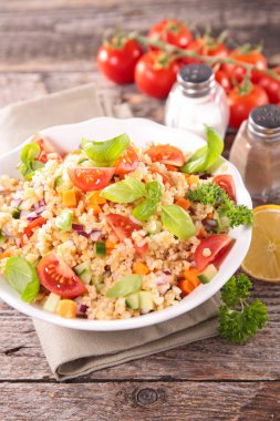 Quinoa salata domates ile