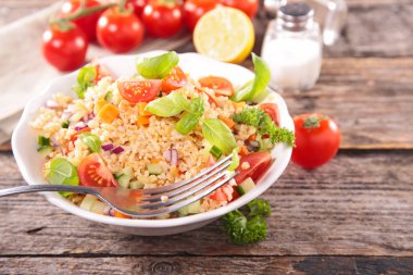 Quinoa salata domates ile