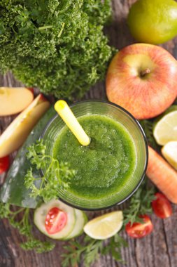 taze çiğ sebze suyu