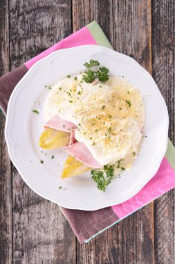 Peynirli fırında hindiba