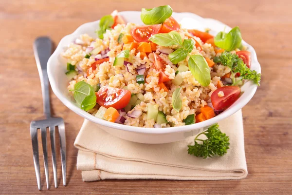 Quinoa-Salat mit Tomaten und Basilikum — Stockfoto