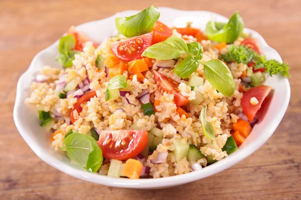 Quinoa salát s rajčaty a bazalkou — Stock fotografie