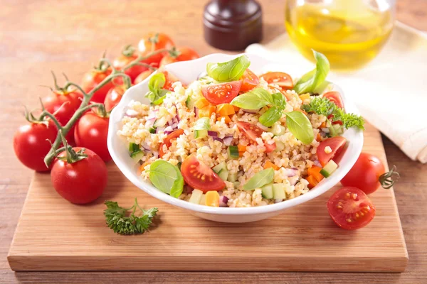 Quinoa salad with tomatoes and basil — Stock Photo, Image