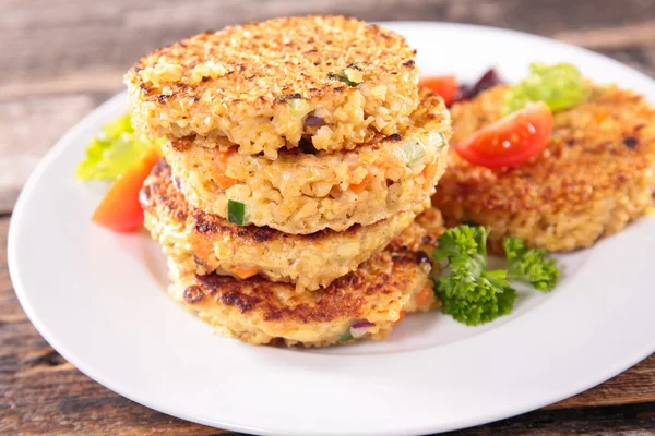 Bolos de quinoa com legumes — Fotografia de Stock