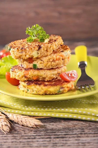 Bolos de quinoa com legumes — Fotografia de Stock