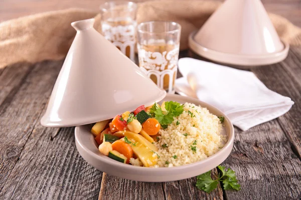 Couscous servi dans une assiette spéciale — Photo