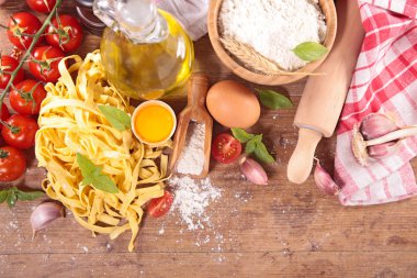 Tagliatelle ve malzemeler tablo