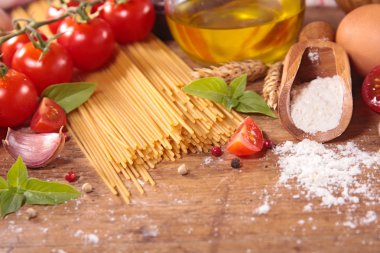 pişmemiş spagetti ve malzemeler