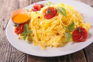 Tagliatelle pişmiş domates ile