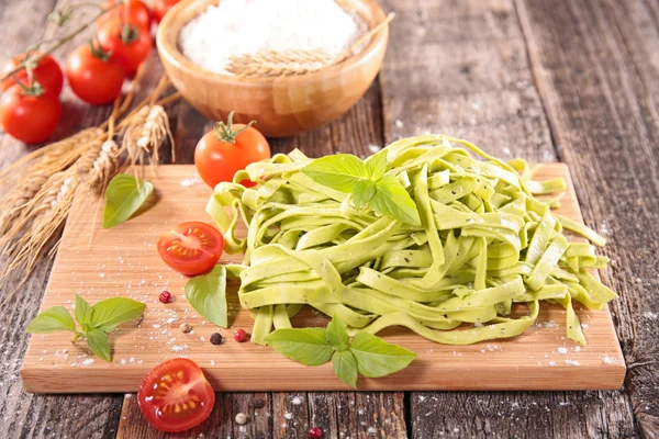 Tagliatelle sobre tabla de madera — Foto de Stock