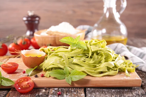 Tagliatelle na placa de madeira — Fotografia de Stock