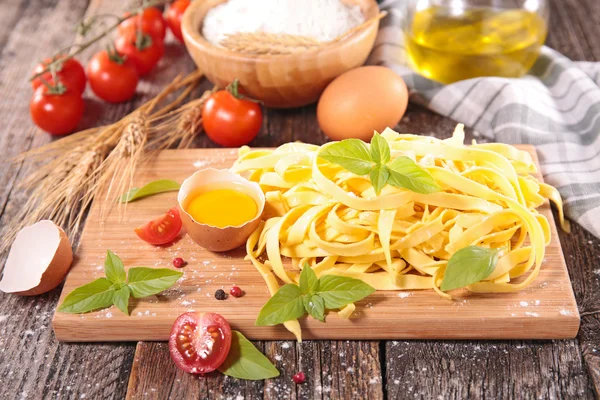 Tagliatelle su tavola di legno — Foto Stock