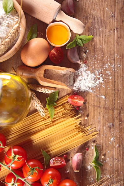 Rohe Spaghetti und Zutaten — Stockfoto