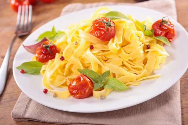 Tagliatelle med bakade tomater — Stockfoto