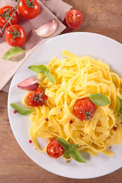 Tagliatelle met gebakken tomaten — Stockfoto