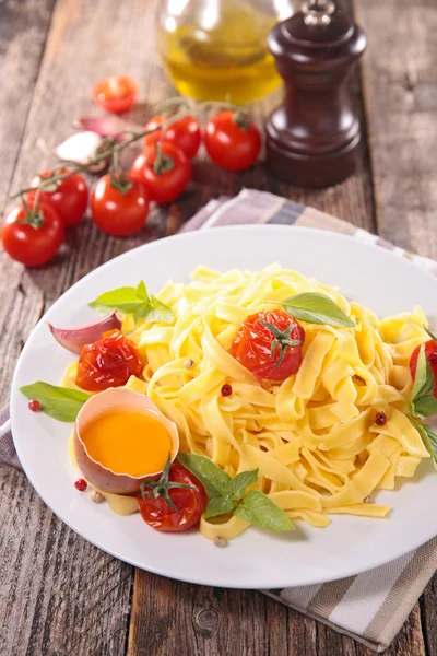 Tagliatelle met gebakken tomaten — Stockfoto