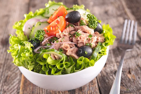 Frischer Salat mit Thunfisch, Oliven und Tomaten — Stockfoto