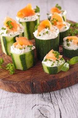 Salatalık ahşap tahta üzerinde somon ile