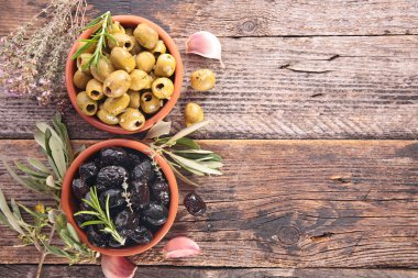 eksikliği ve herb ile yeşil zeytin