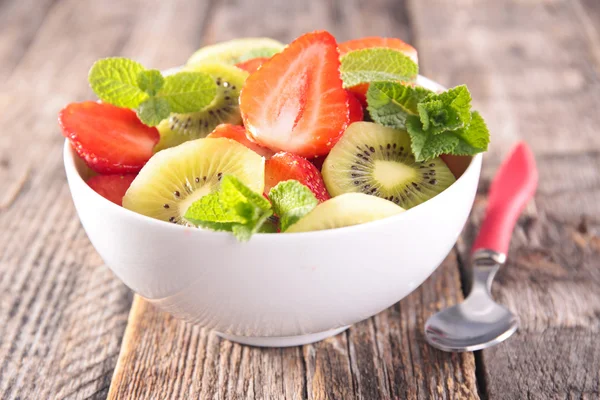 Salada de frutas fatiadas com baga — Fotografia de Stock