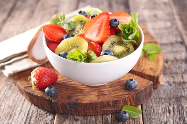 Nakrájený ovocný salát s berry — Stock fotografie