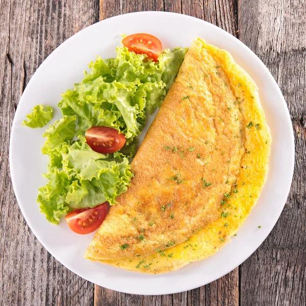 Omelet and sliced tomatoes — Stock Photo, Image