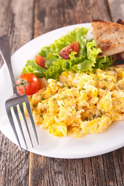 Huevos revueltos con tomates — Foto de Stock