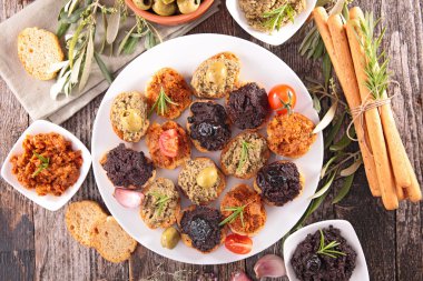 Zeytin tapenade malzemelerle