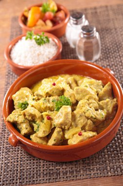 Körili tavuk ve pilav.