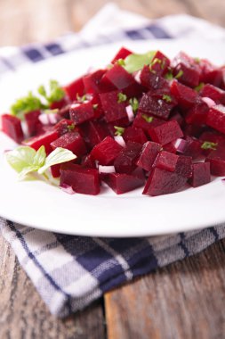 Dilimlenmiş pancar salatası