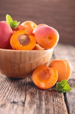 Taze sulu ve renkli kayısı