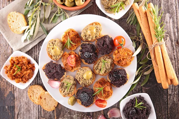 Oliventapenade mit Zutaten — Stockfoto