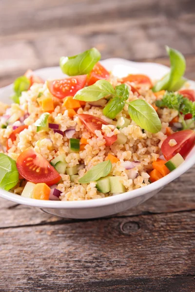 Vegetariánský salát s quinoa — Stock fotografie