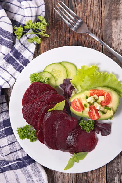 Rode bieten salade met avocado — Stockfoto