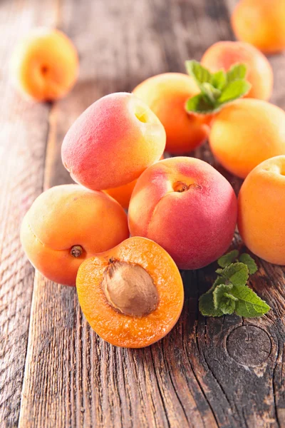 Fresh juicy and colorful apricots — Stock Photo, Image