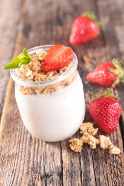 Yoğurt, granola ve çilek