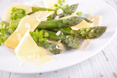 Kuşkonmaz salatası peynir ile