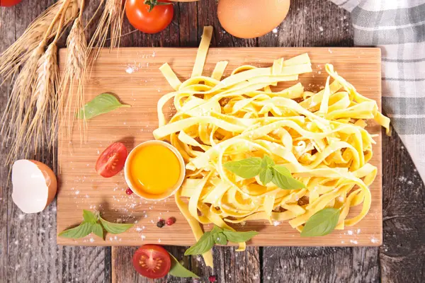 Tagliatelle pasta com ingredientes — Fotografia de Stock