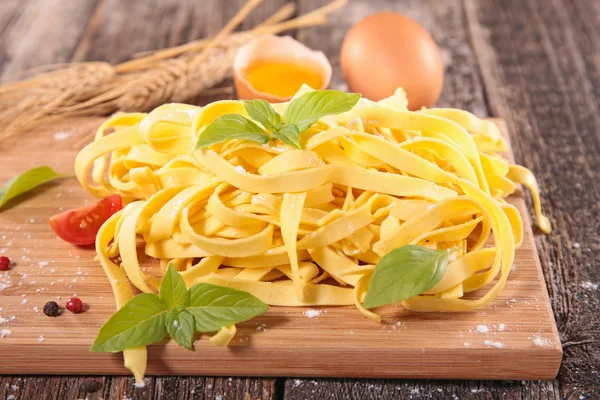 Tagliatelle pasta com ingredientes — Fotografia de Stock