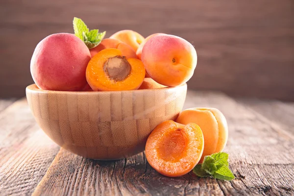 Fresh apricots in bowl — Stock Photo, Image