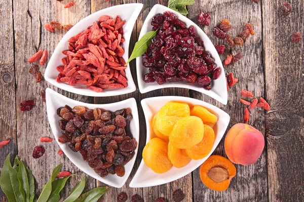 Goji bär, tranbär, russin och aprikoser — Stockfoto